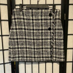Chic Plaid Mini Skirt in Black and White Lined EUC